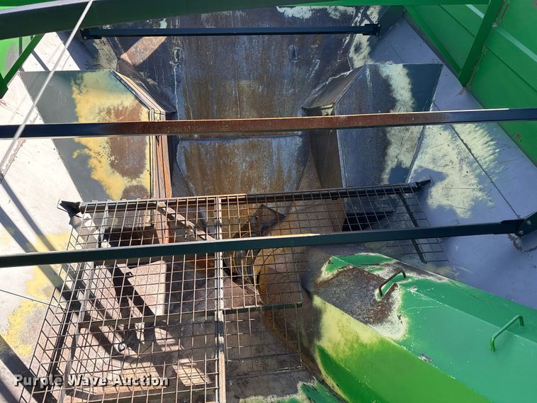 image for item DZ5199 2013 Unverferth 1015 grain cart