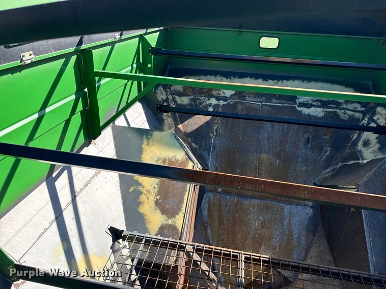 image for item DZ5199 2013 Unverferth 1015 grain cart