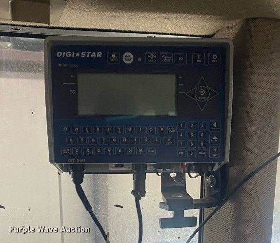 image for item DZ5199 2013 Unverferth 1015 grain cart