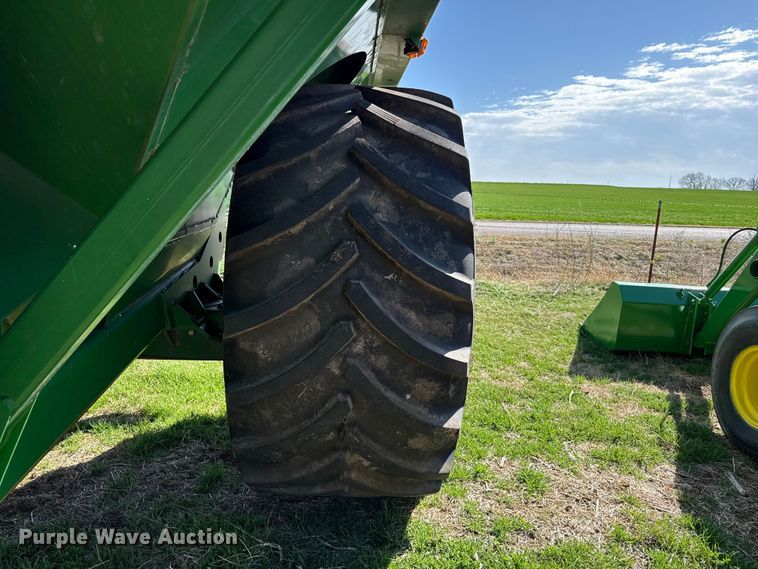 image for item DZ5199 2013 Unverferth 1015 grain cart