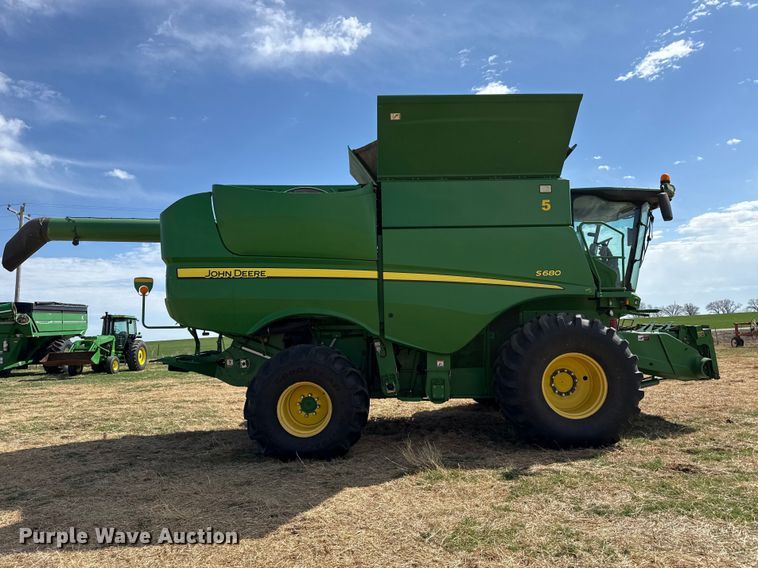 image for item DZ5201 2012 John Deere S680 combine