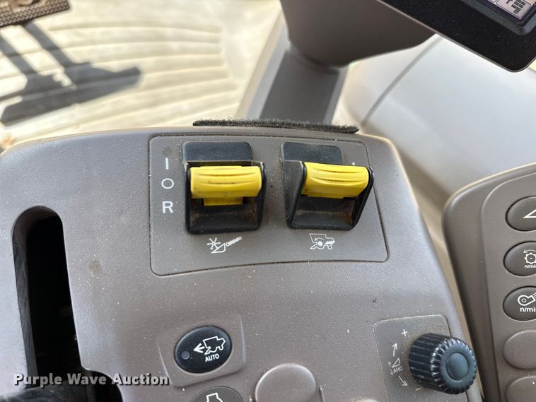 image for item DZ5201 2012 John Deere S680 combine