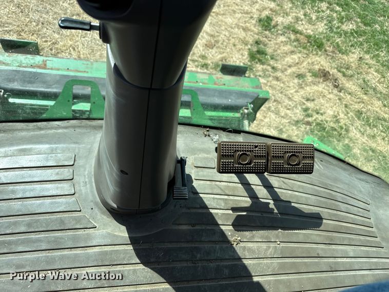 image for item DZ5201 2012 John Deere S680 combine
