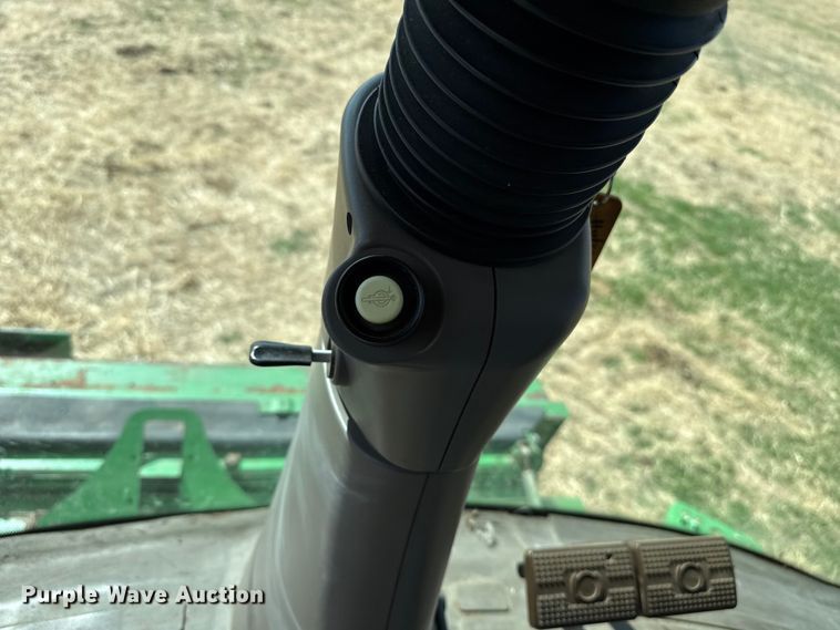 image for item DZ5201 2012 John Deere S680 combine