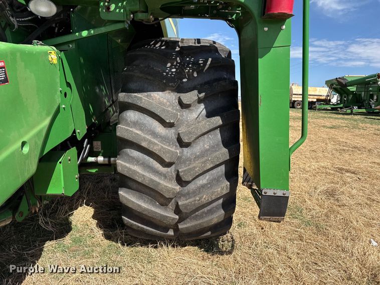 image for item DZ5201 2012 John Deere S680 combine