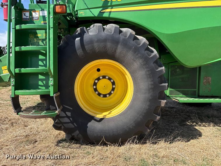 image for item DZ5201 2012 John Deere S680 combine