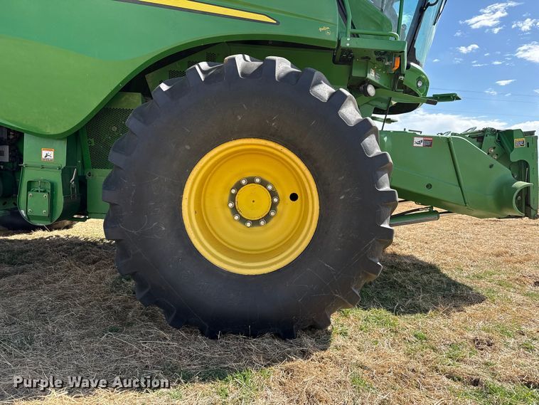 image for item DZ5201 2012 John Deere S680 combine