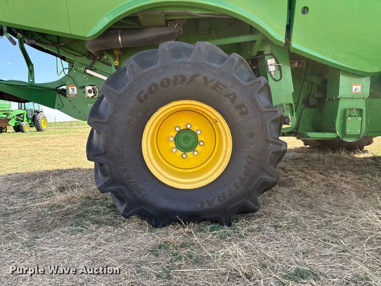 image for item DZ5201 2012 John Deere S680 combine