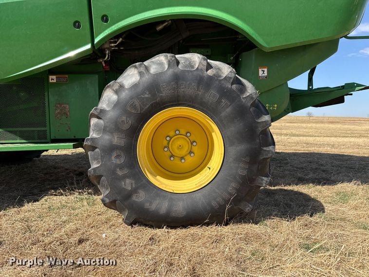 image for item DZ5201 2012 John Deere S680 combine