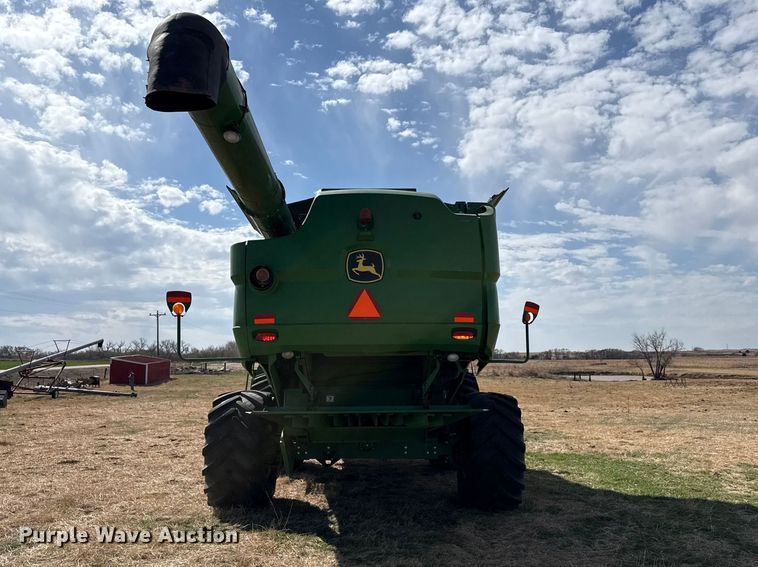 image for item DZ5202 2012 John Deere S680 combine