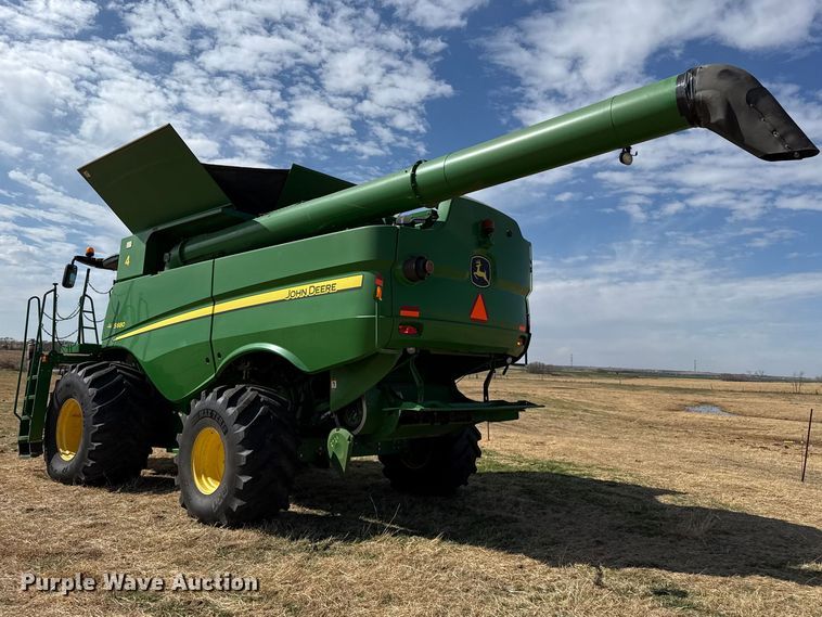 image for item DZ5202 2012 John Deere S680 combine