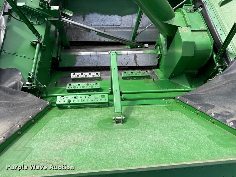 image for item DZ5202 2012 John Deere S680 combine