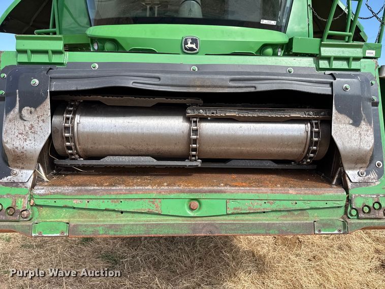 image for item DZ5202 2012 John Deere S680 combine