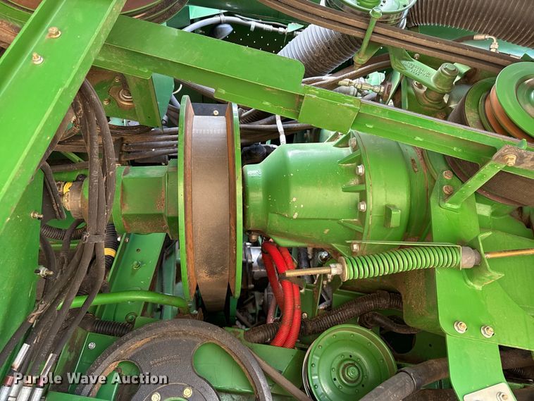 image for item DZ5202 2012 John Deere S680 combine