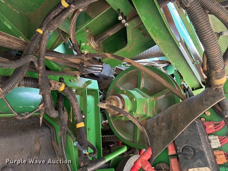 image for item DZ5202 2012 John Deere S680 combine