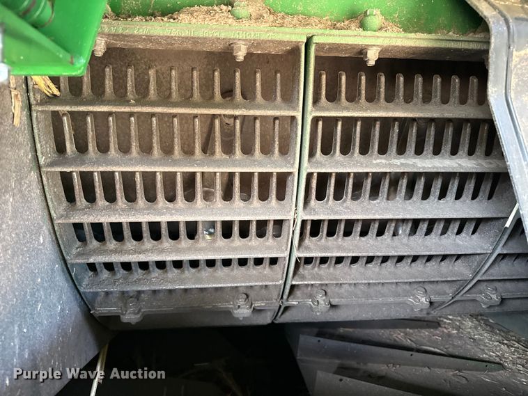 image for item DZ5202 2012 John Deere S680 combine