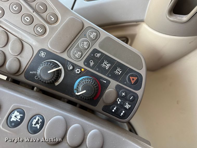 image for item DZ5202 2012 John Deere S680 combine