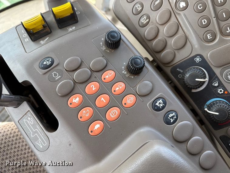 image for item DZ5202 2012 John Deere S680 combine