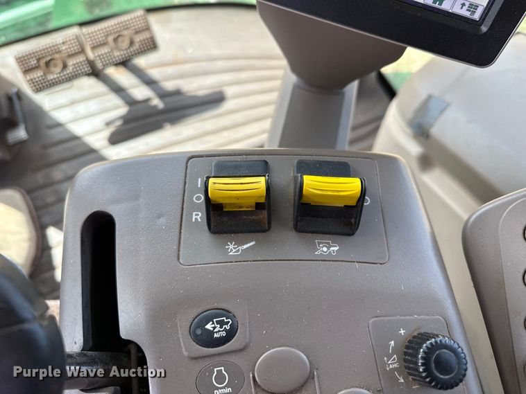 image for item DZ5202 2012 John Deere S680 combine