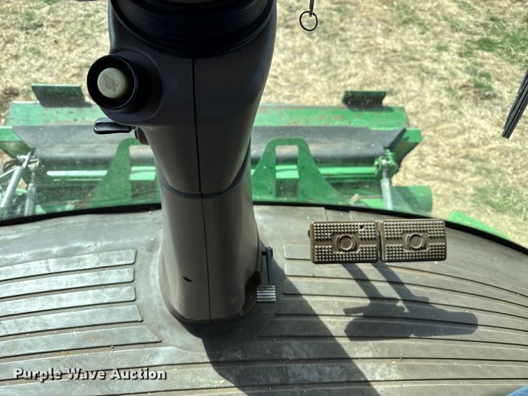 image for item DZ5202 2012 John Deere S680 combine