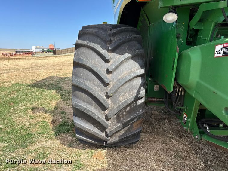 image for item DZ5202 2012 John Deere S680 combine