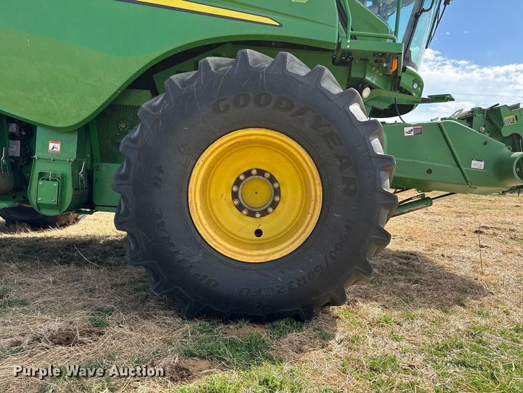 image for item DZ5202 2012 John Deere S680 combine