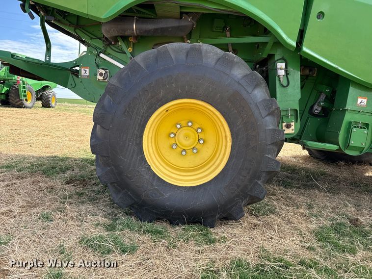 image for item DZ5202 2012 John Deere S680 combine