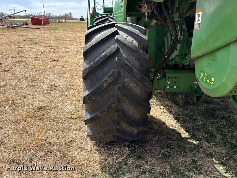 image for item DZ5202 2012 John Deere S680 combine