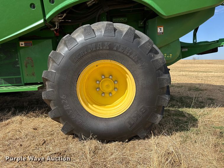 image for item DZ5202 2012 John Deere S680 combine