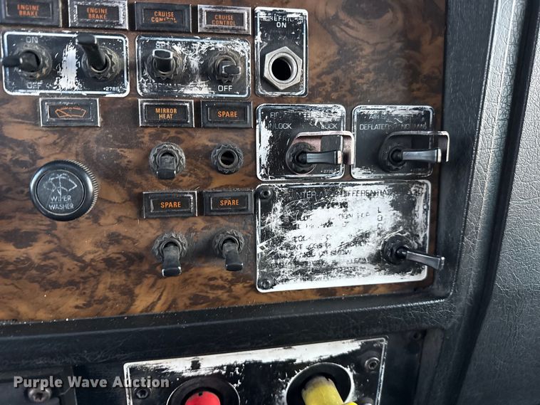 image for item DZ5213 1995 Kenworth T600 semi truck