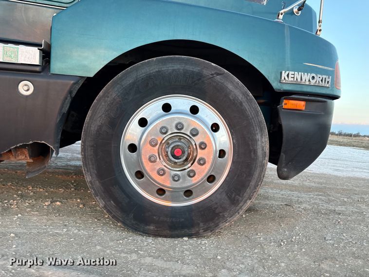 image for item DZ5213 1995 Kenworth T600 semi truck