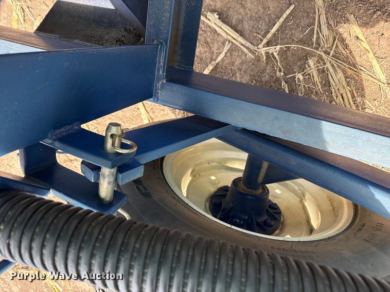 image for item DZ5305 2013 Skiles Industries nurse tank trailer