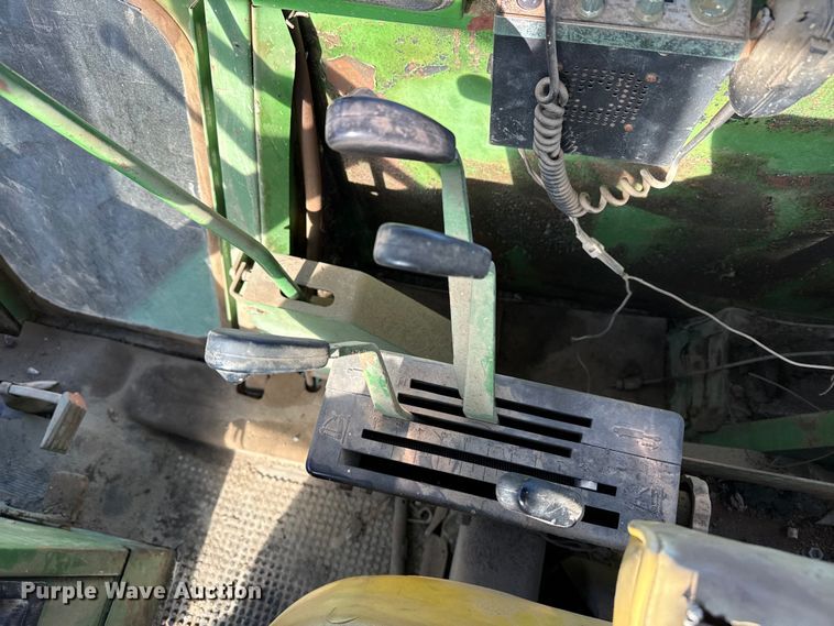 image for item DZ5311 1974 John Deere 7520 4WD tractor