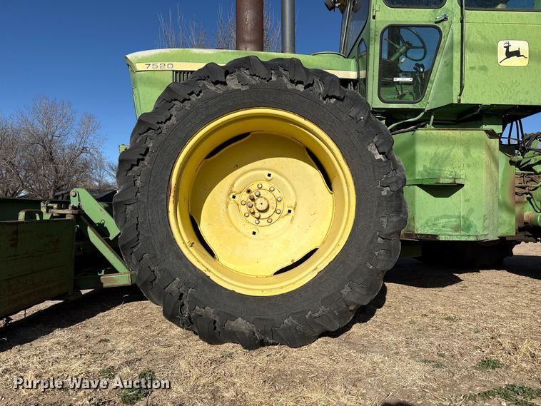 image for item DZ5311 1974 John Deere 7520 4WD tractor