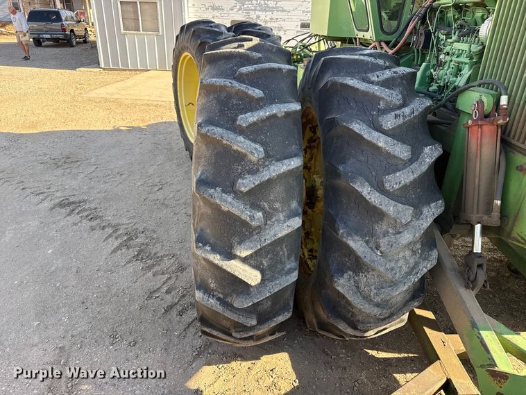 image for item DZ5311 1974 John Deere 7520 4WD tractor