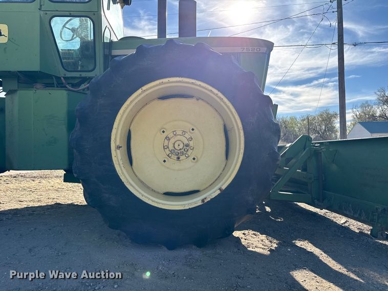 image for item DZ5311 1974 John Deere 7520 4WD tractor