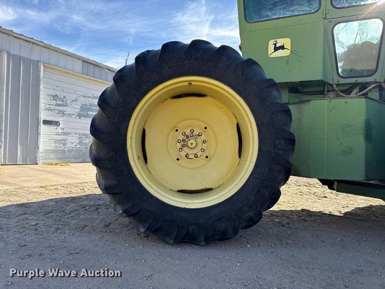 image for item DZ5311 1974 John Deere 7520 4WD tractor