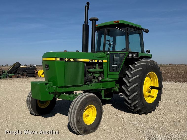 image for item DZ5323 1980 John Deere 4440 tractor