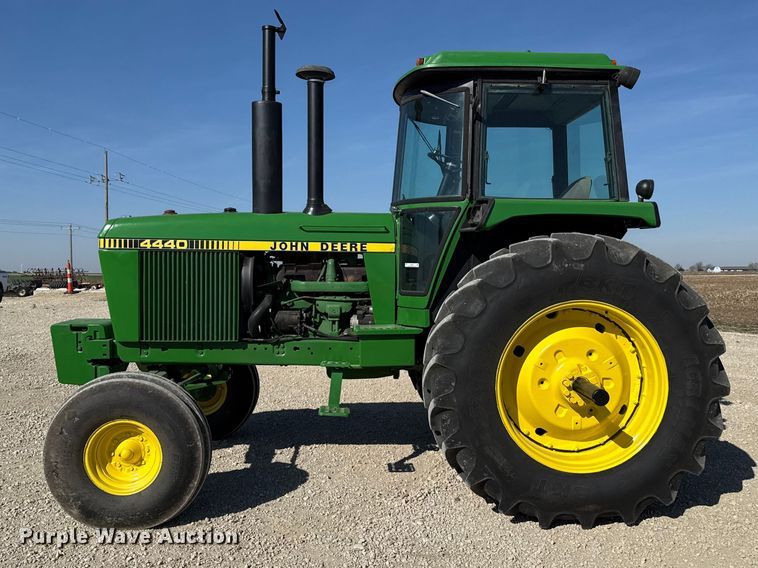 image for item DZ5323 1980 John Deere 4440 tractor