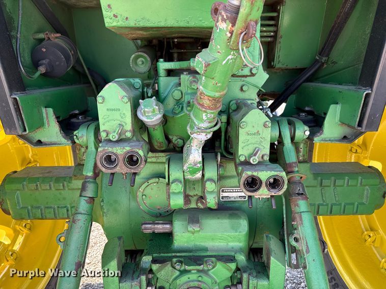 image for item DZ5323 1980 John Deere 4440 tractor