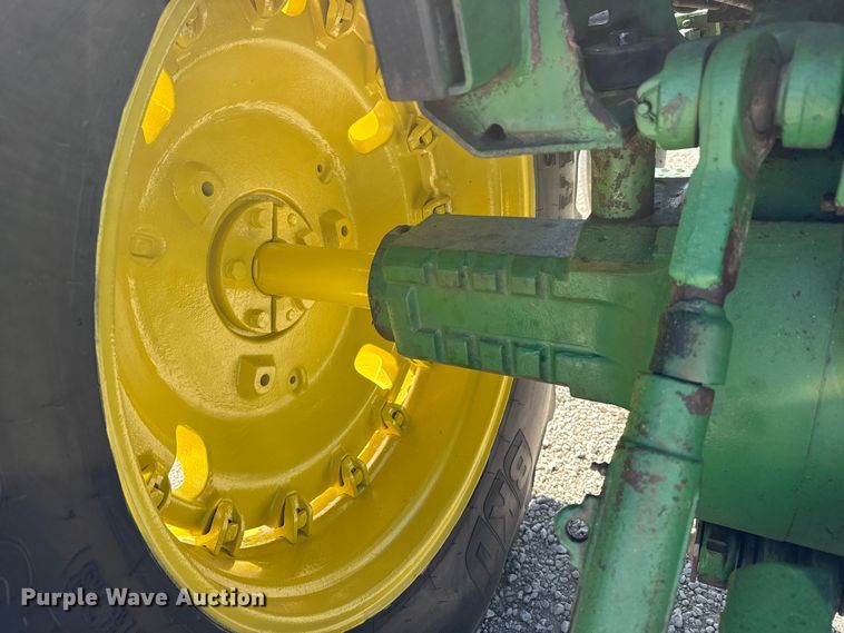 image for item DZ5323 1980 John Deere 4440 tractor