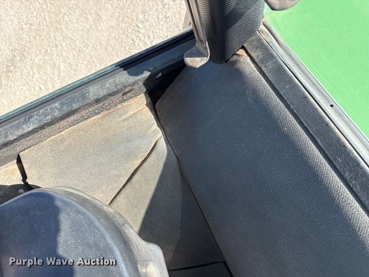 image for item DZ5323 1980 John Deere 4440 tractor