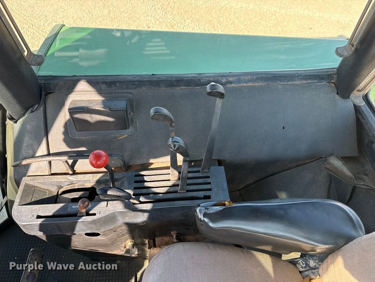 image for item DZ5323 1980 John Deere 4440 tractor