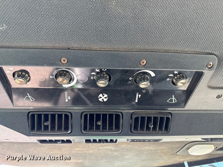 image for item DZ5323 1980 John Deere 4440 tractor