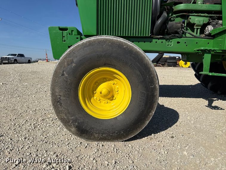 image for item DZ5323 1980 John Deere 4440 tractor