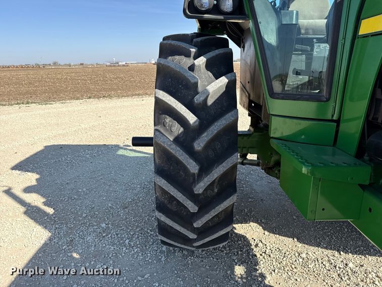 image for item DZ5323 1980 John Deere 4440 tractor