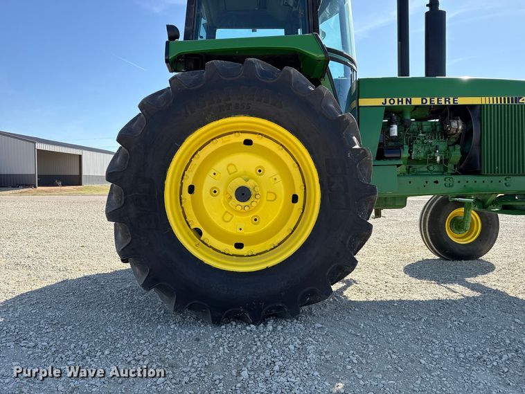 image for item DZ5323 1980 John Deere 4440 tractor