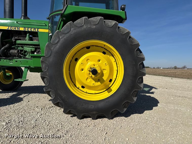 image for item DZ5323 1980 John Deere 4440 tractor