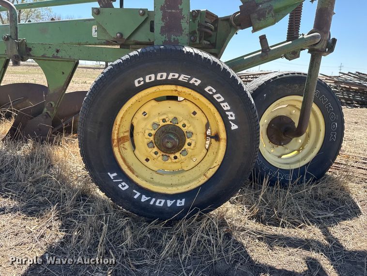 image for item DZ5348 John Deere plow