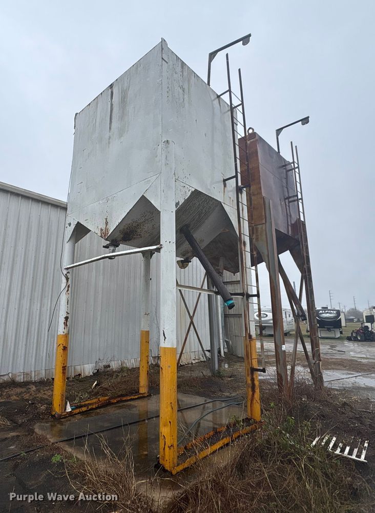 image for item EA7197 (2) grain bins